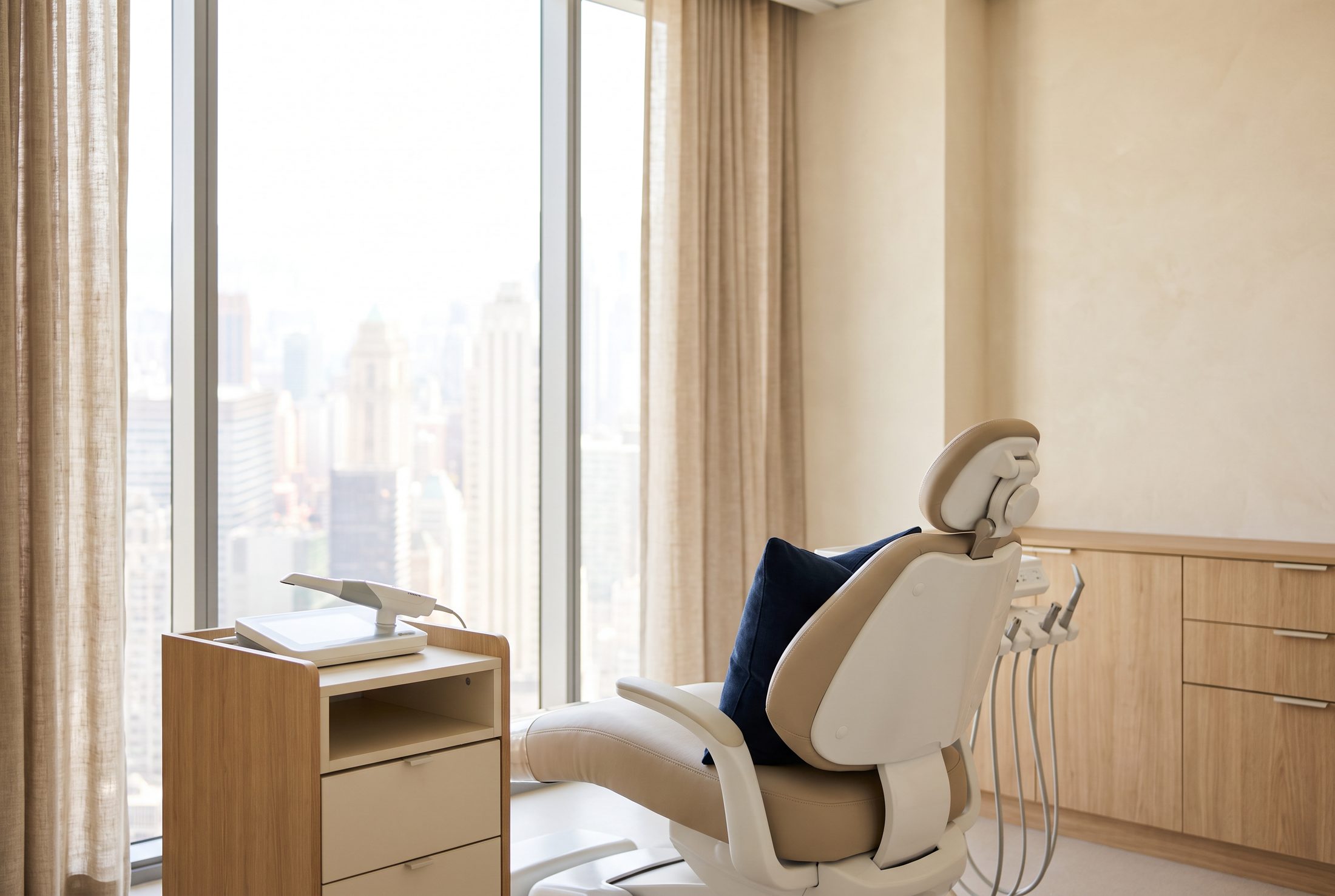 Consultório odontológico com a cadeira e o scanner intraoral